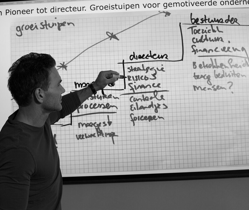 Han Doorenbosch tekent groeifases op een whiteboard